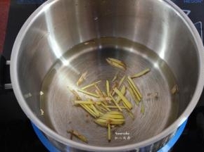 生姜洗净切丝，放入清水煮沸改为小火熬出姜味；