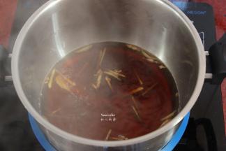 加入红糖粉，再次煮沸，融化；