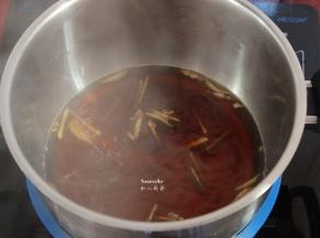 加入红糖粉，再次煮沸，融化；