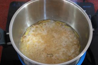 加入甜米酒煮开；