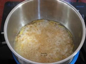 加入甜米酒煮开；