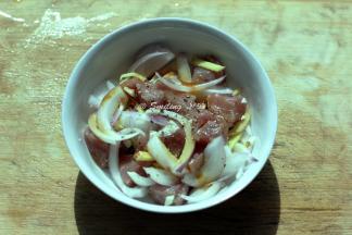 将姜丝、蒜末、洋葱丝和肉都放到大碗中，倒入适量生抽、料酒、盐、黑胡椒碎调味，放入冰箱腌制1-2个小时，腌制时间短则味道可以调咸一点，如果提前放冰箱腌制一晚的话，味道可以调淡一些