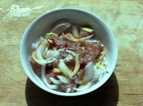 将姜丝、蒜末、洋葱丝和肉都放到大碗中，倒入适量生抽、料酒、盐、黑胡椒碎调味，放入冰箱腌制1-2个小时，腌制时间短则味道可以调咸一点，如果提前放冰箱腌制一晚的话，味道可以调淡一些