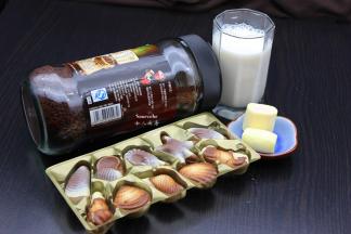 准备食材：咖啡、巧克力、牛奶、棉花糖；