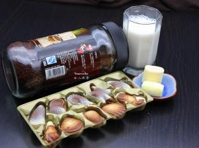 准备食材：咖啡、巧克力、牛奶、棉花糖；