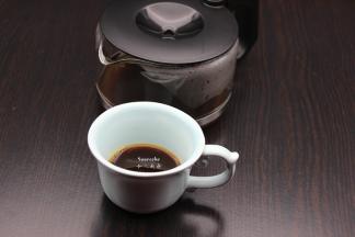 饮用水煮沸，倒入咖啡冲开；