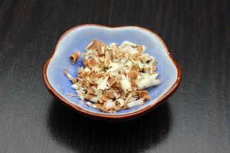 巧克力用削皮刨子，把巧克力刨成碎屑；