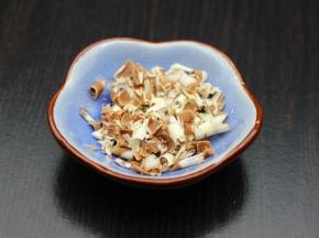 巧克力用削皮刨子，把巧克力刨成碎屑；