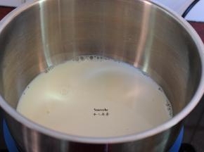 牛奶煮70-80度，加入巧克力屑（留少许做装饰品），拌均融化，关火；PS：牛奶温度不要超过80度。