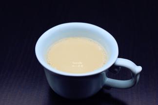 煮好的巧克力牛奶倒入冲好的咖啡杯中；