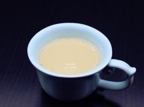 煮好的巧克力牛奶倒入冲好的咖啡杯中；