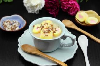 在棉花糖上撒上少许巧克力屑。