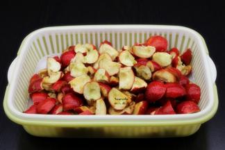 山楂去头、去尾，去籽，切成四瓣；