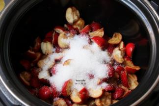 放入锅中，加100克白砂糖、少许清水，煮烂；