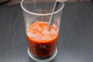 放入料理机，打成山楂泥；PS：每个料理机不同，没有去渣过滤的要过滤