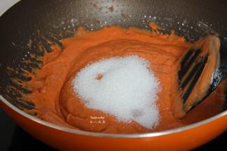 把山楂浆倒入不粘锅；