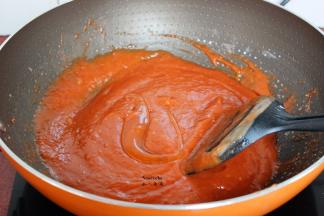 加入椰糖，小火熬煮至完成溶合；