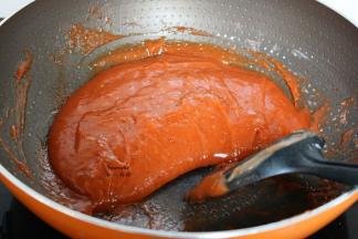 加入麦芽糖翻炒，锅铲提起来不掉即可；