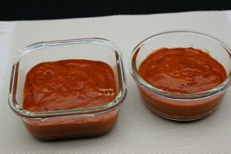 煮好的山楂糊装入玻璃保鲜盒冷却；