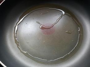 锅烧热下油。