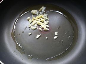 放入姜、蒜爆香。