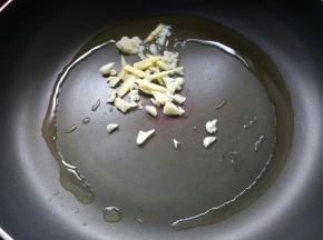 放入姜、蒜爆香。