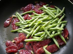 放入豆角继续翻炒。