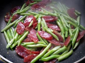 炒至豆角断生。