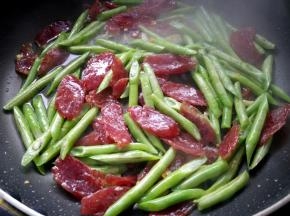 炒至豆角断生。