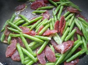 加少许盐，继续翻炒。