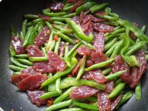 炒至水干，关火。