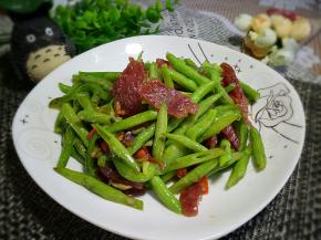 装盘，豆角的碧绿加上腊肠的色泽，特别爽口的一道菜。