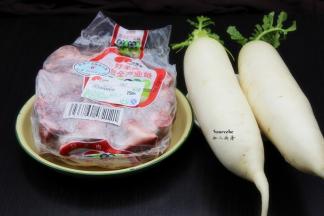 准备食材：羊蝎子、白萝卜等；