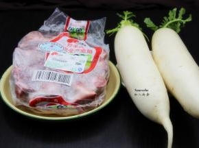 准备食材：羊蝎子、白萝卜等；