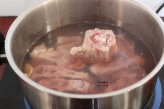 冷水下锅，煮沸，捞出羊蝎子沥干水；PS：可以放二片生姜下锅。