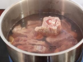 冷水下锅，煮沸，捞出羊蝎子沥干水；PS：可以放二片生姜下锅。