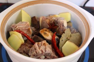 放入砂锅，把生姜、八角、香叶、陈皮、桂皮、胡椒、干辣椒、料酒、生抽拌均；