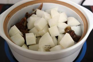 白萝卜去皮，洗净，切块，放入焖好羊蝎子的砂锅，再焖10分钟。