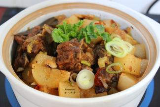 放盐、大葱，拌均，再焖3分钟即可；