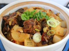 放盐、大葱，拌均，再焖3分钟即可；