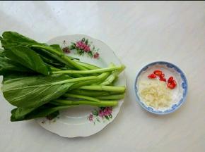 准备食材。
菜心洗净。
大蒜、小米椒洗净切末。
