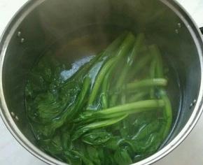 起锅热水，水里加半匙盐、几滴油，放入菜心焯烫，这个很嫩，烫了30秒捞出。菜心用凉白开冲凉后，控水备用。