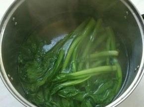 起锅热水，水里加半匙盐、几滴油，放入菜心焯烫，这个很嫩，烫了30秒捞出。菜心用凉白开冲凉后，控水备用。