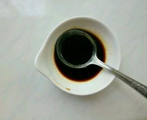 调碗汁
2勺味极鲜+1勺凉拌醋+1匙白糖+三分之一匙盐，搅拌均匀。