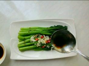 把菜心摆盘，码上蒜末、小米椒末，将碗汁均匀淋在菜心上。