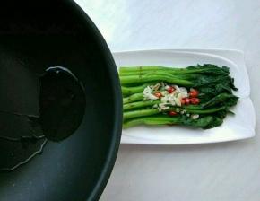 热锅爆香花椒粒，趁热将油淋在蒜末、小米椒上。