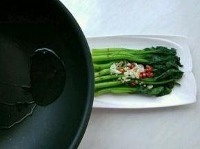 热锅爆香花椒粒，趁热将油淋在蒜末、小米椒上。