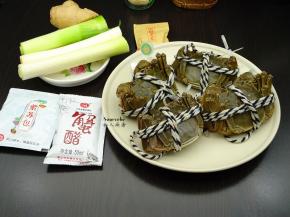 准备食材，大闸蟹、大蒜、紫苏包、蟹醋、生姜、老姜黑糖茶等；