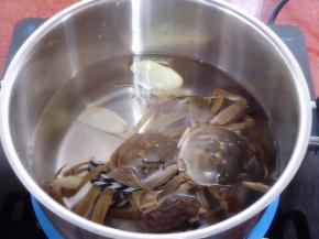 大闸蟹用一次性牙刷，刷洗干净，放入沸水锅烫一下；PS：勇敢的可以直接切，