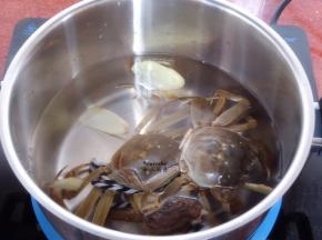 大闸蟹用一次性牙刷，刷洗干净，放入沸水锅烫一下；PS：勇敢的可以直接切，